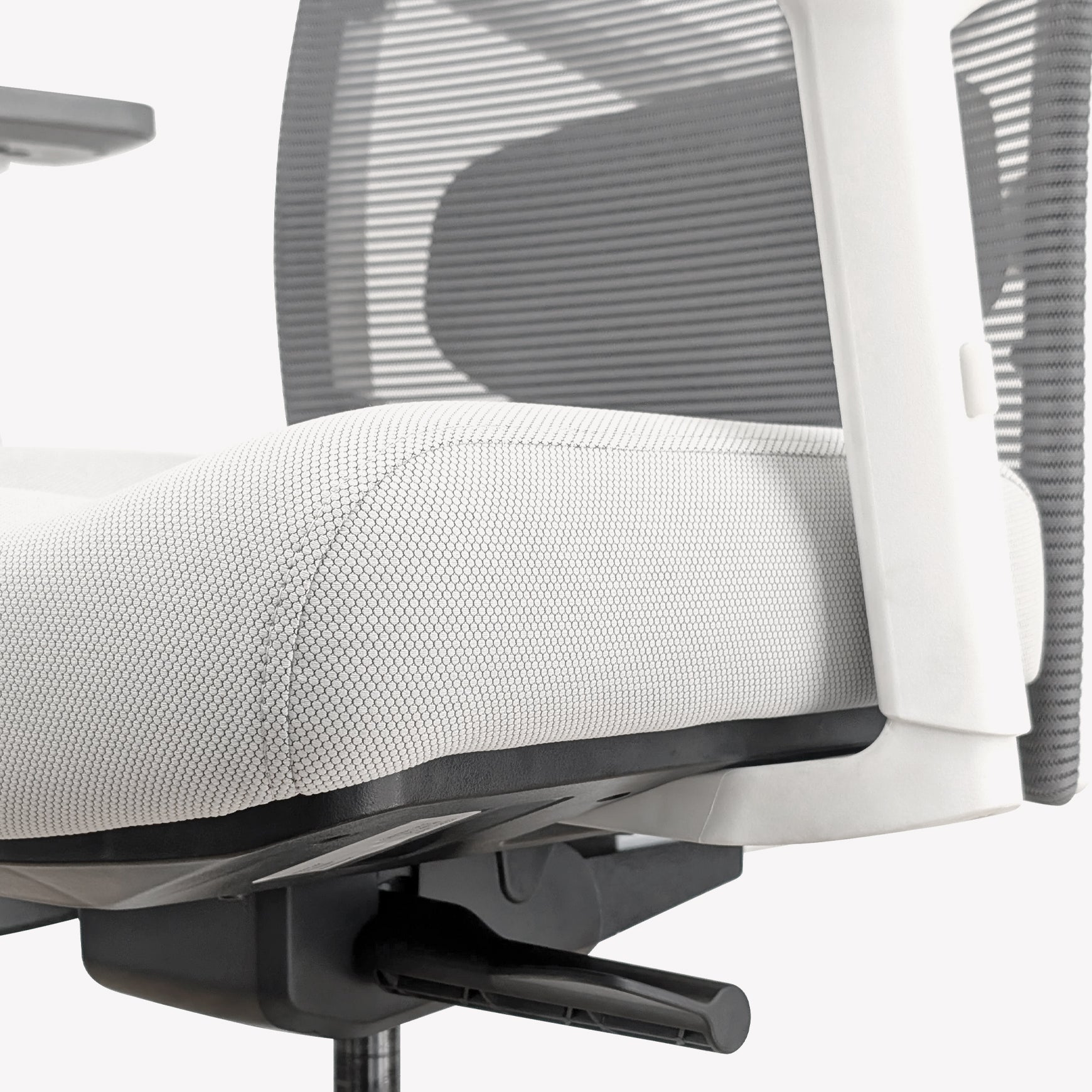 Desky Elite Ergonomic Chair White office setting