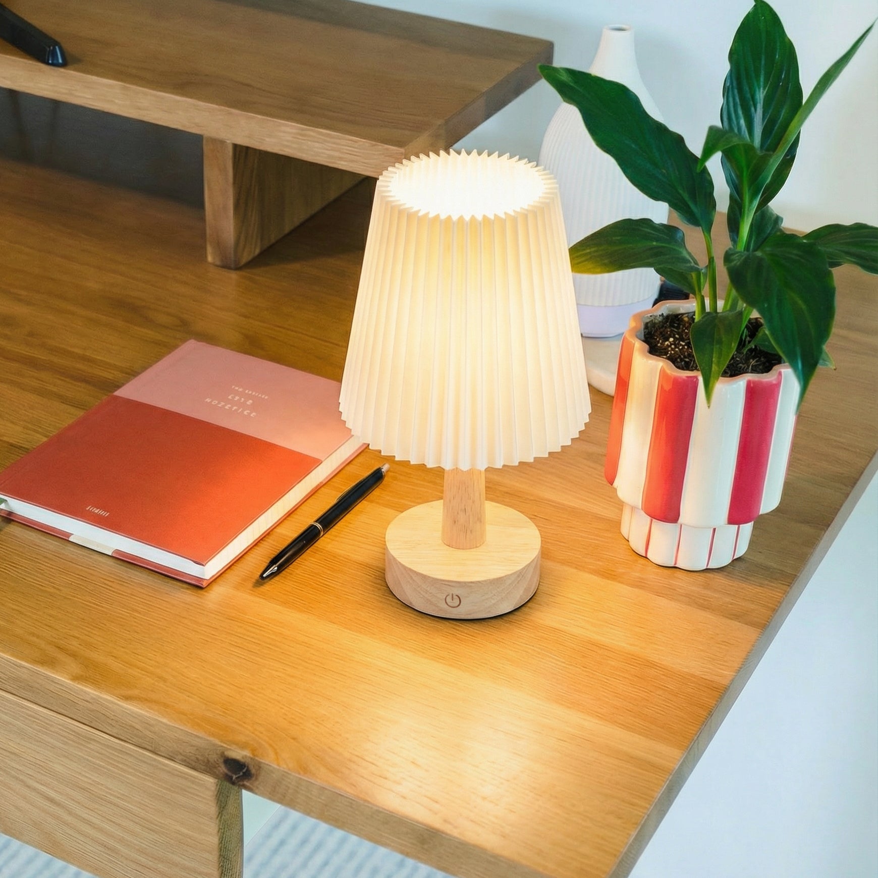 Desky Ripple cordless desk lamp in natural rubberwood