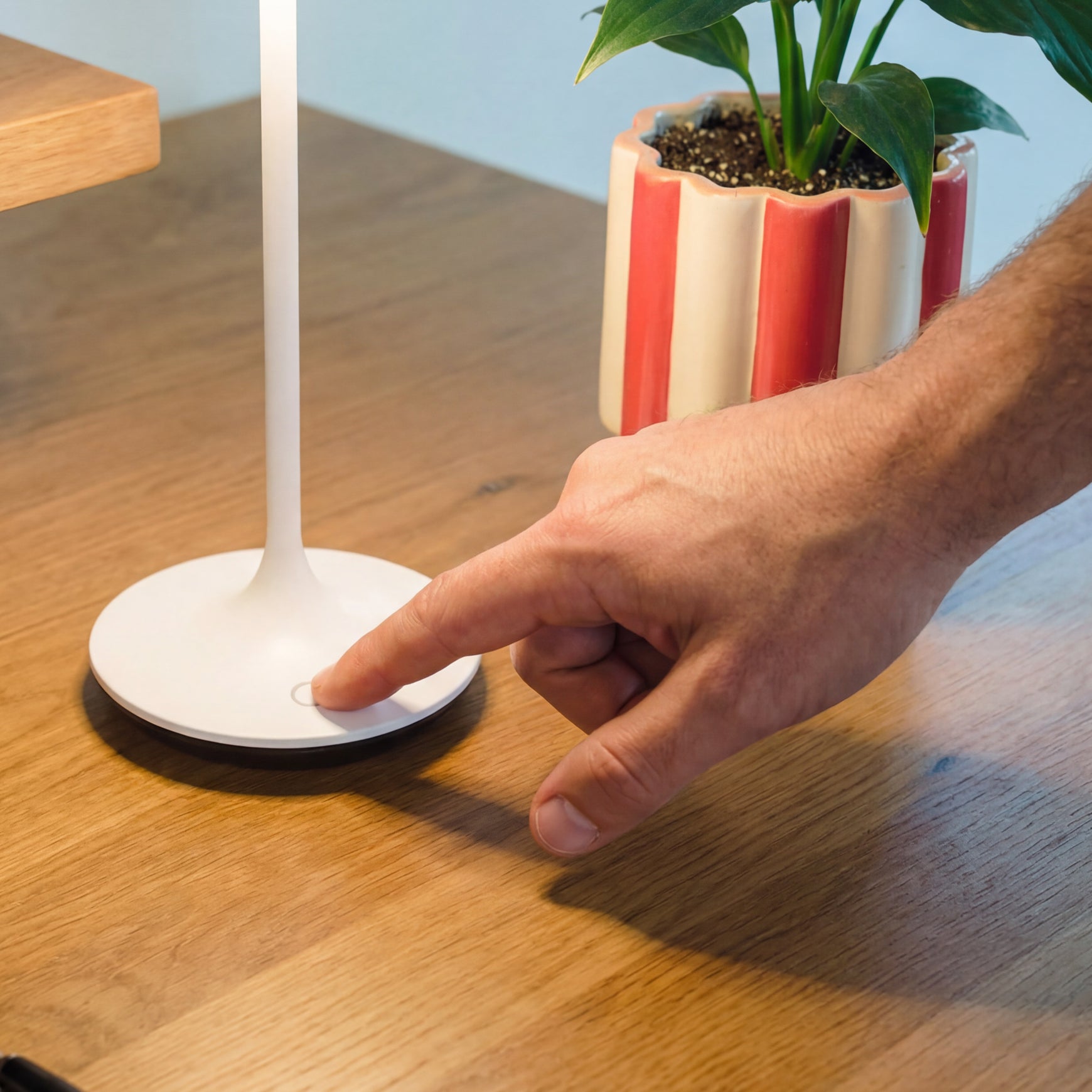 Desky Silhouette lamp touch control brightness and temperature